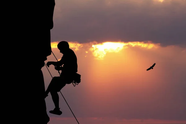 Férfi hegymászó naplementekor — Stock Fotó