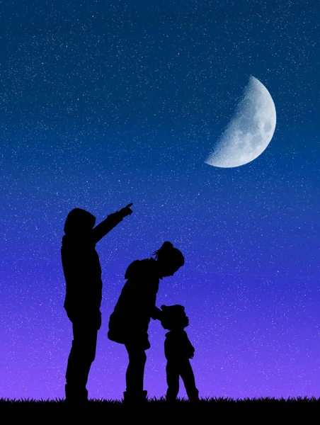 Άνθρωποι κοιτάζω το φεγγάρι — Φωτογραφία Αρχείου