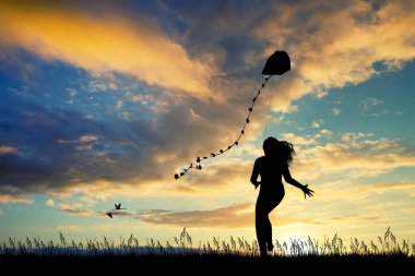 gün batımında uçurtma ile neşeli kız