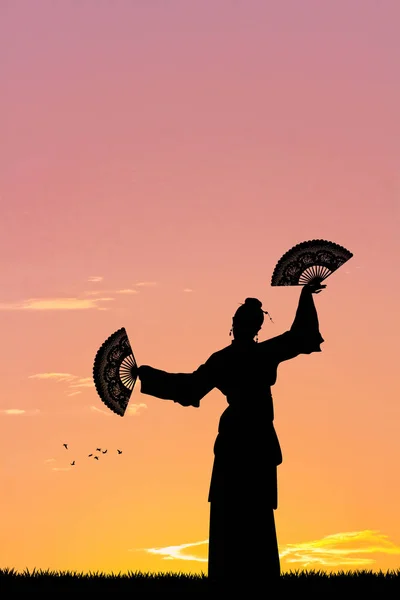 Японская гейша на закате — стоковое фото