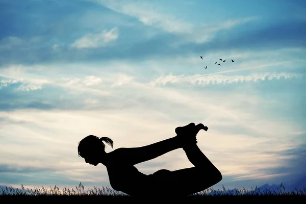 Frau macht Yoga im Morgengrauen — Stockfoto