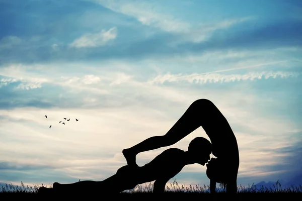 Paar macht Yoga-Pose — Stockfoto