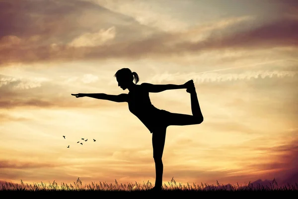 Yoga-Pose bei Sonnenuntergang — Stockfoto