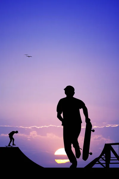 Skateboard i solnedgången — Stockfoto