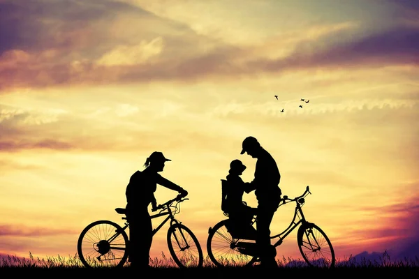 骑自行车在日落时的家庭 — 图库照片