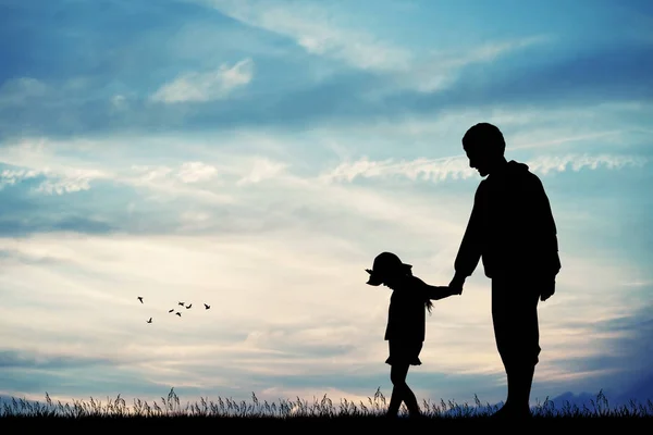 Silhueta pai e filho ao pôr do sol — Fotografia de Stock