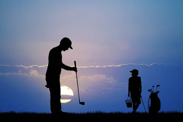Männer spielen Golf bei Sonnenuntergang — Stockfoto