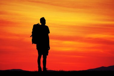 dağda günbatımında trekking