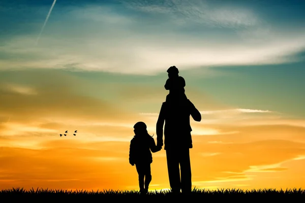 Pai com filhos silhueta ao pôr do sol — Fotografia de Stock