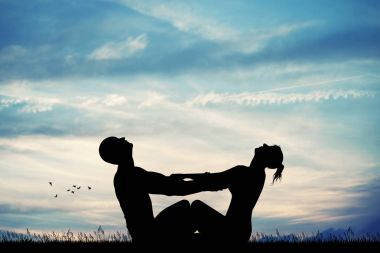 Çift şafak yoga yapar