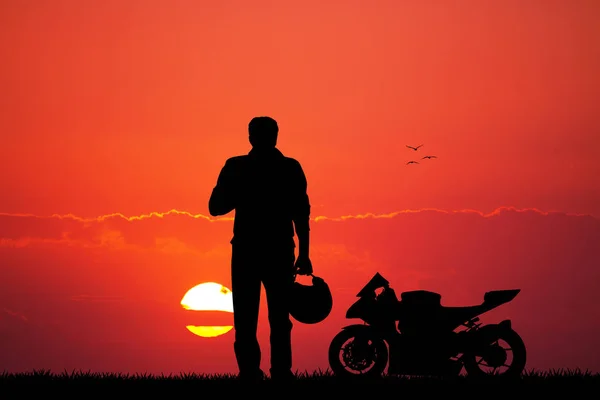 Homme avec moto au coucher du soleil — Photo