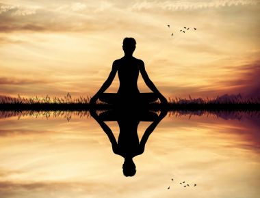gün batımında Yoga pose