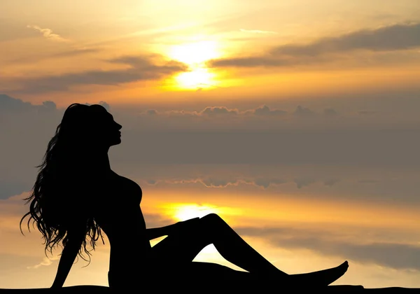 Sexy meisje op het strand bij zonsondergang — Stockfoto