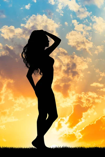 Sylwetka sexy dziewczyna o zachodzie słońca — Zdjęcie stockowe
