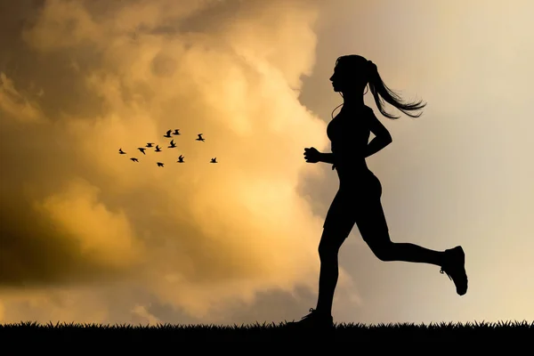 Chica corriendo silueta al atardecer — Foto de Stock