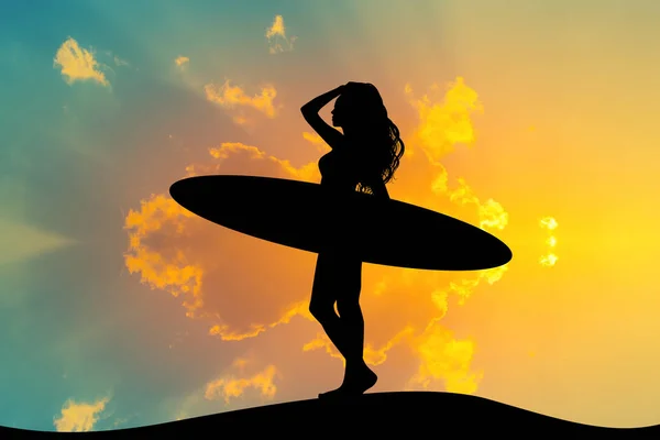 サンセットでのサーフィンの女の子 — ストック写真