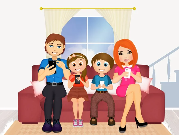 Famiglia con telefoni cellulari sul divano — Foto Stock