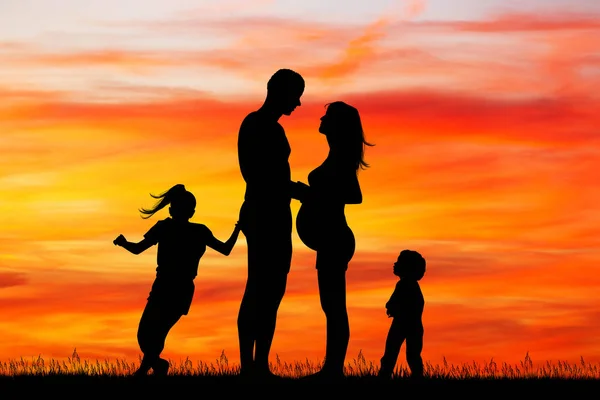 Χαρούμενη οικογένεια στο ηλιοβασίλεμα — Φωτογραφία Αρχείου