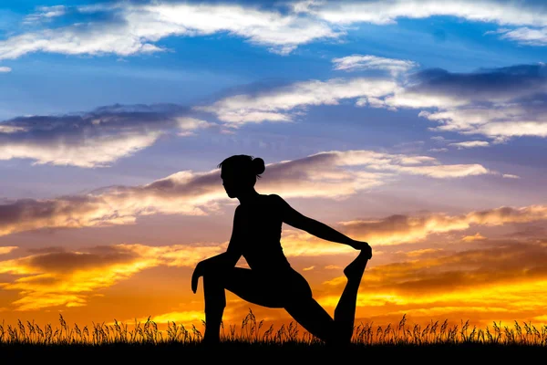 Mädchen macht Übungen bei Sonnenuntergang — Stockfoto