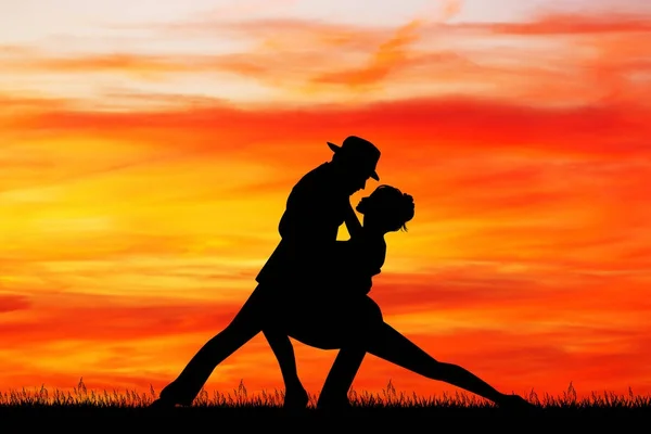Para taniec tango o zachodzie słońca — Zdjęcie stockowe
