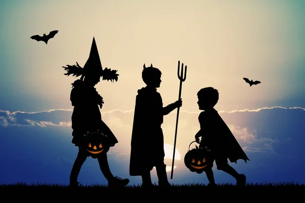 Niños con truco o trato para Halloween —  Fotos de Stock