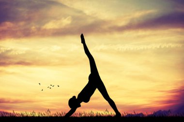 gün batımında Yoga pose