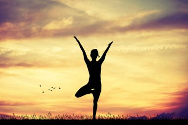 gün batımında Yoga pose
