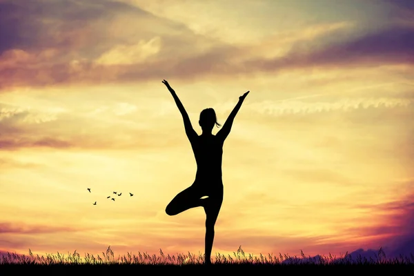 Yoga pose bij zonsondergang — Stockfoto