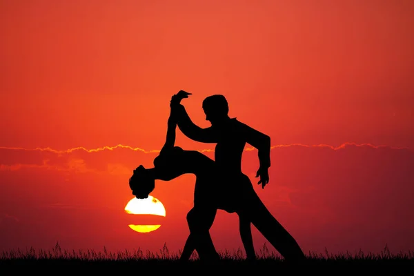 Paar tanzt bei Sonnenuntergang — Stockfoto