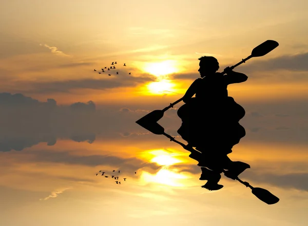 Homme avec un kayak au coucher du soleil — Photo