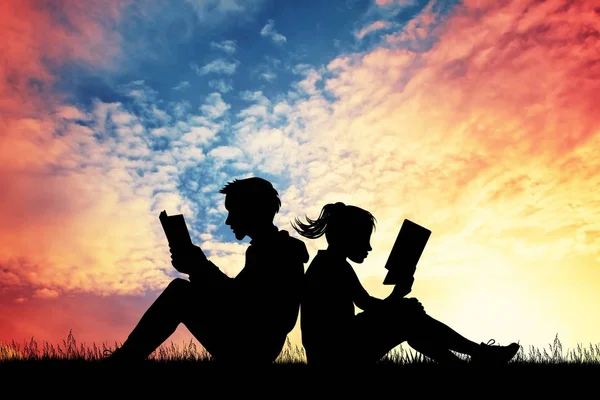 Paar lezen van een boek bij zonsondergang — Stockfoto