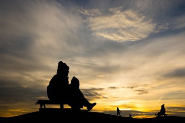 illüstrasyon insan kızaklarımız ile oynamak karda gün batımında