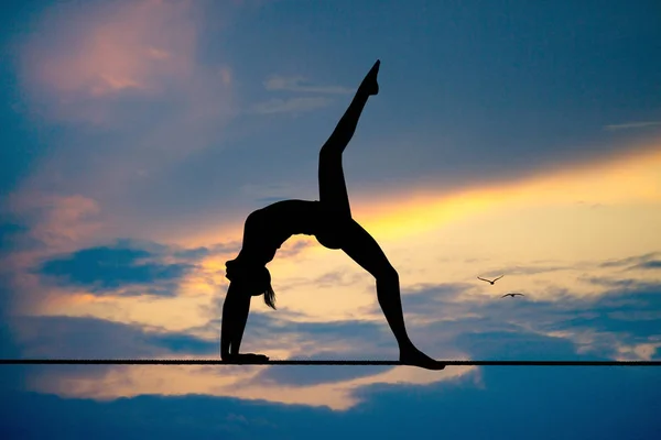 Chica Haciendo Yoga Alambre —  Fotos de Stock