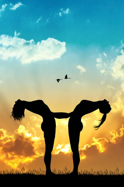 Dos Mujeres Hacen Yoga Atardecer —  Fotos de Stock