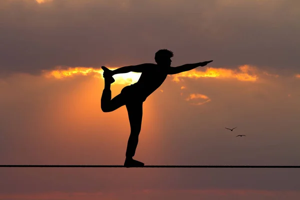 Uomo Yoga Sul Filo — Foto Stock