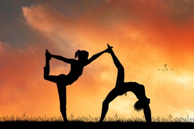 iki kadın şafakta yoga pozlar yapmak