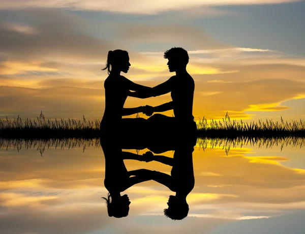 Coppia Yoga Sulla Riva Del Fiume Tramonto — Foto Stock