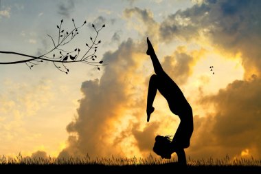 doğada yoga yaparken kız