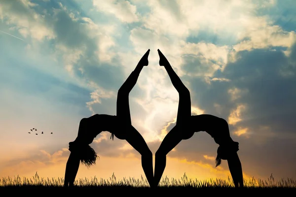 Frauen Machen Yoga Bei Sonnenuntergang — Stockfoto