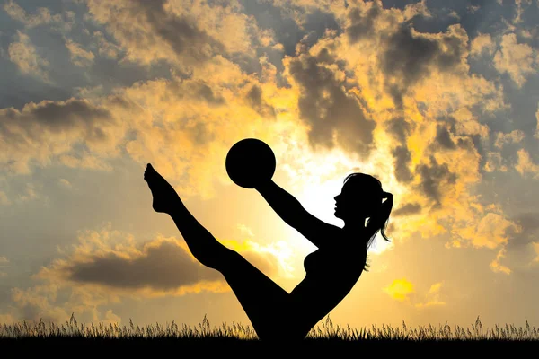 Женщина Мячом Закате — стоковое фото