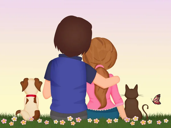 犬と猫と牧草地に座っている恋人は — ストック写真