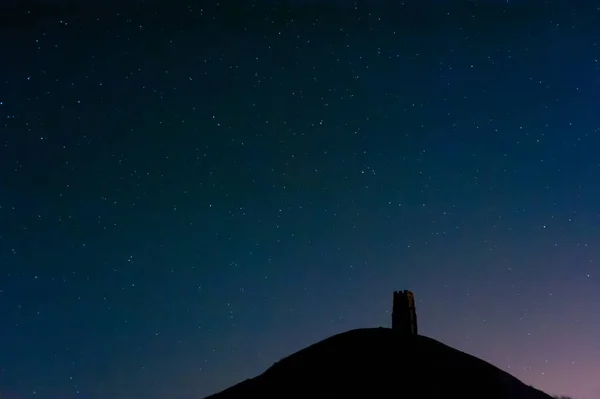 Glastonbury Tor by starlight — Stockfoto