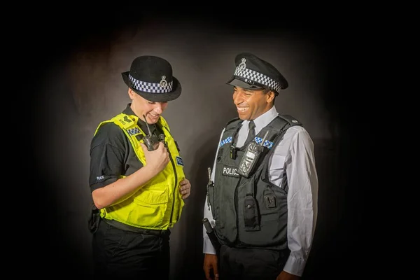 Dois agentes da polícia britânica — Fotografia de Stock