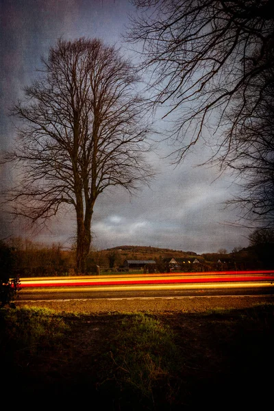 Estrada Noite Com Trilhas Luz Através Vista — Fotografia de Stock