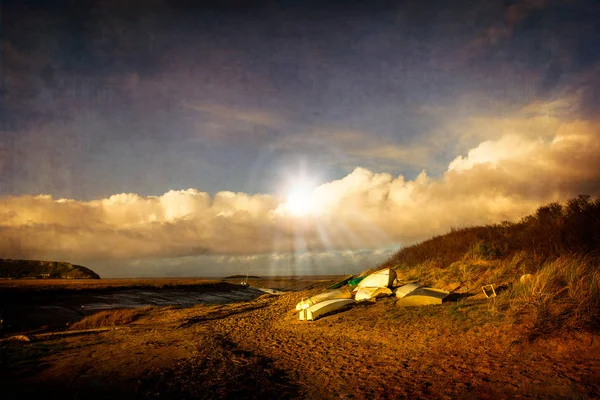 Zachód Słońca Nad Wybrzeżem Kilkoma Małymi Łodziami Wiosłowymi Piasku Teksturowaną — Zdjęcie stockowe