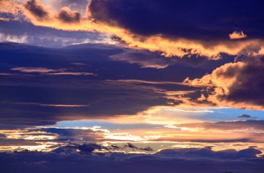 Gün batımı dramatik bulutlar