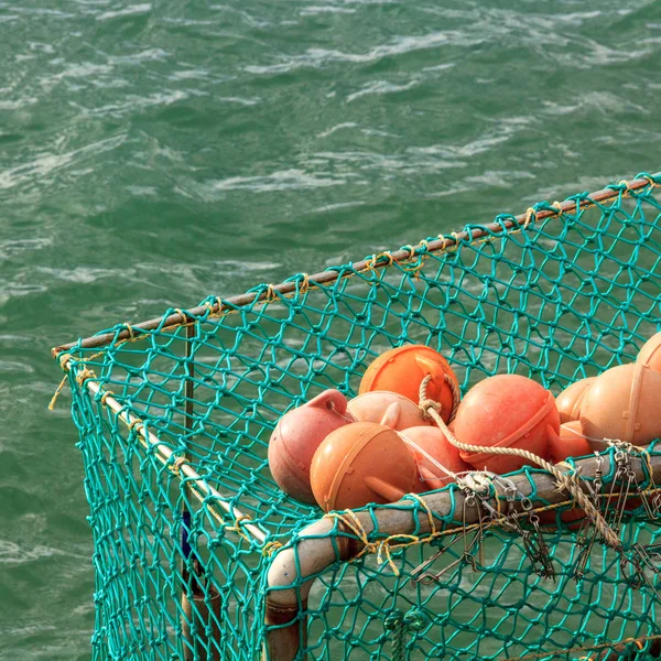 钓鱼橙色浮标和绿色的网，位置-新西兰 — 图库照片