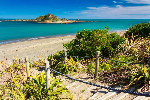 La isla y la costa. Ubicación: Nueva Zelanda — Foto de Stock