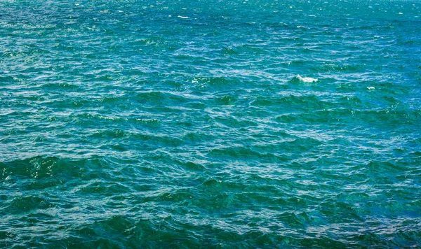 Зеленая текстура воды океана — стоковое фото