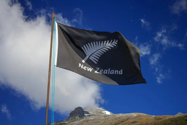 Всі нові Zealnd чорношкірі прапор на на небо — стокове фото